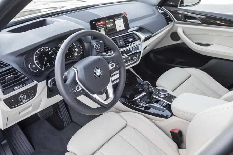 Интерьер BMW X3 xDrive30i xLine (G01) 2017 года  (NA) (фото 6 из 7)